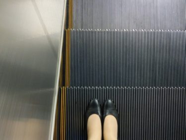 なぜ東京と大阪ではエスカレーターの立ち位置が左右逆なのか？その理由とは