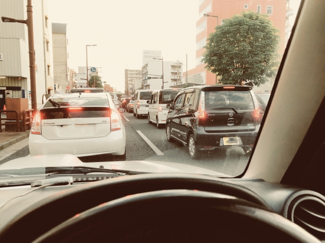 渋滞中の運転席からみた風景 画像